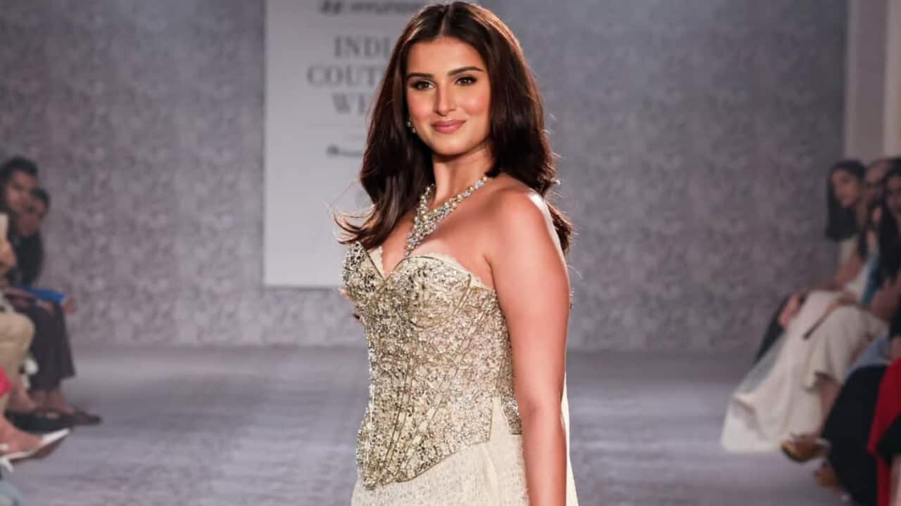 Tara Sutaria Tara Sutaria embodied grace and femininity as she walked for Rose Room by Isha Jajodia. Wearing a stunning champagne-hued gown, she resembled a modern-day princess. The fitted bodice flowed into a voluminous skirt, giving the outfit a soft, dreamy feel. Tara Sutaria Tara Sutaria embodied grace and femininity as she walked for Rose Room by Isha Jajodia. Wearing a stunning champagne-hued gown, she resembled a modern-day princess. The fitted bodice flowed into a voluminous skirt, giving the outfit a soft, dreamy feel.