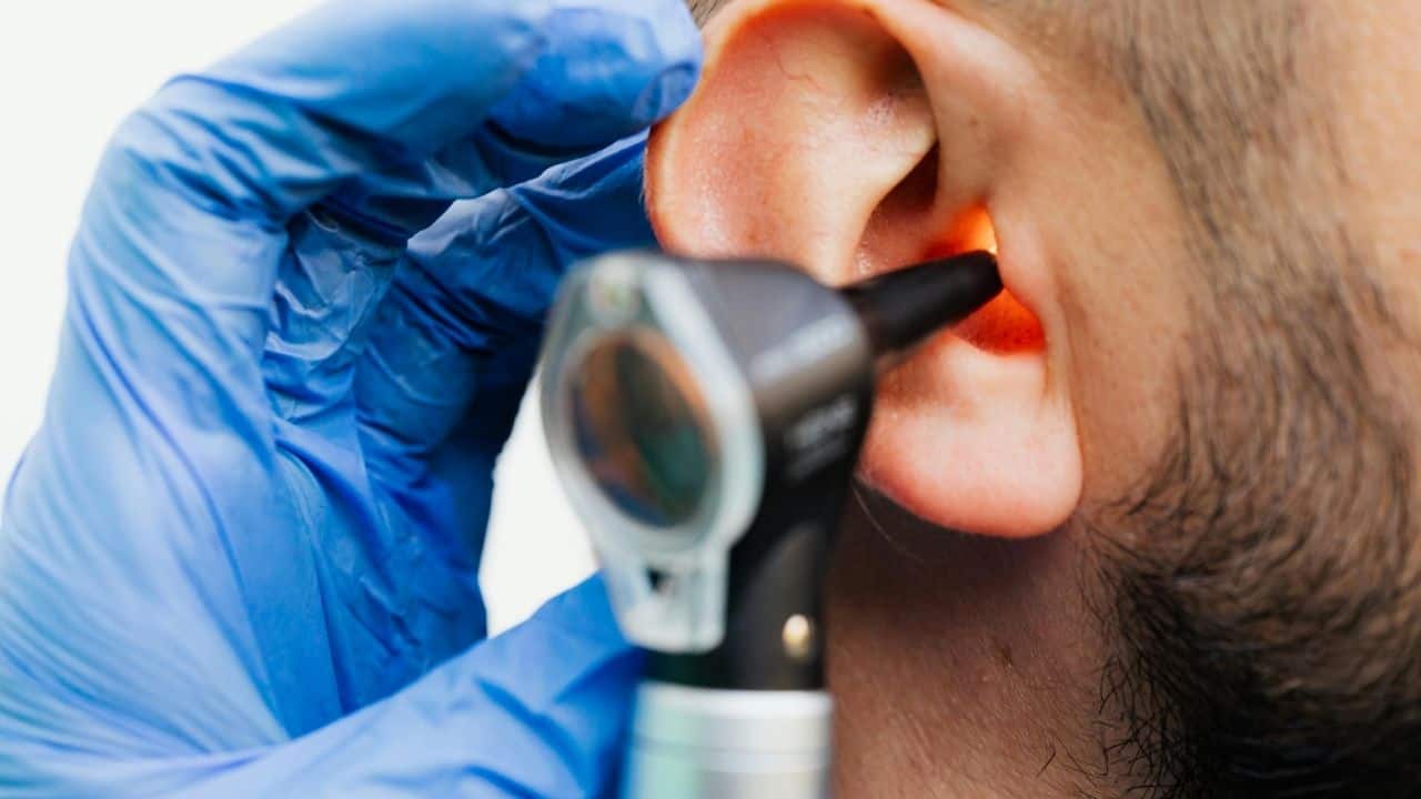 Is hearing loss linked to dementia? New research says yes Is hearing loss linked to dementia? New research says yes