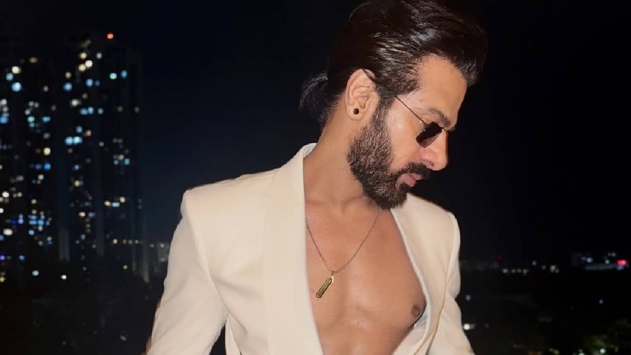 Go-to fashion Karanveer’s style is characterized by a blend of casual comfort and effortless chic, often incorporating eye-catching elements. Go-to fashion Karanveer’s style is characterized by a blend of casual comfort and effortless chic, often incorporating eye-catching elements.