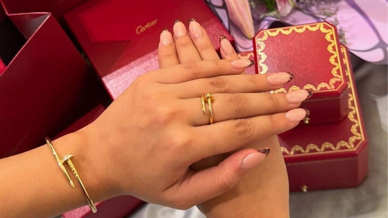 To flaunt her jewellery, Anushka shared a picture of her hands wearing Jewellery by Cartier, which was possibly her birthday gift. 