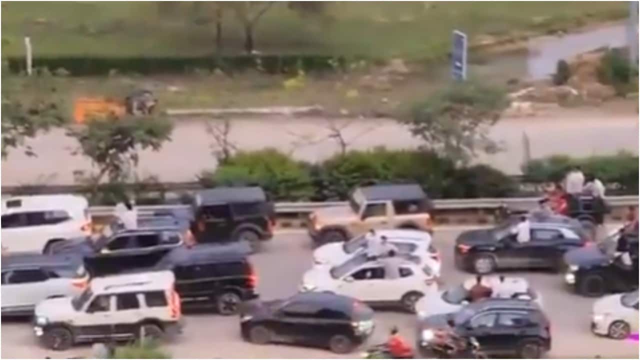 Gurgaon convoy of Mercedes, Aston Martin, Fortuner, halts traffic to shoot reel. Police takes action