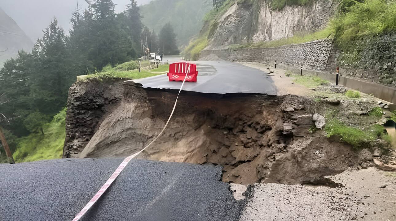 Jyotirmath-Malari motor road washed out near Saldhar, Chamoli Police warns against unnecessary travel (ANI)