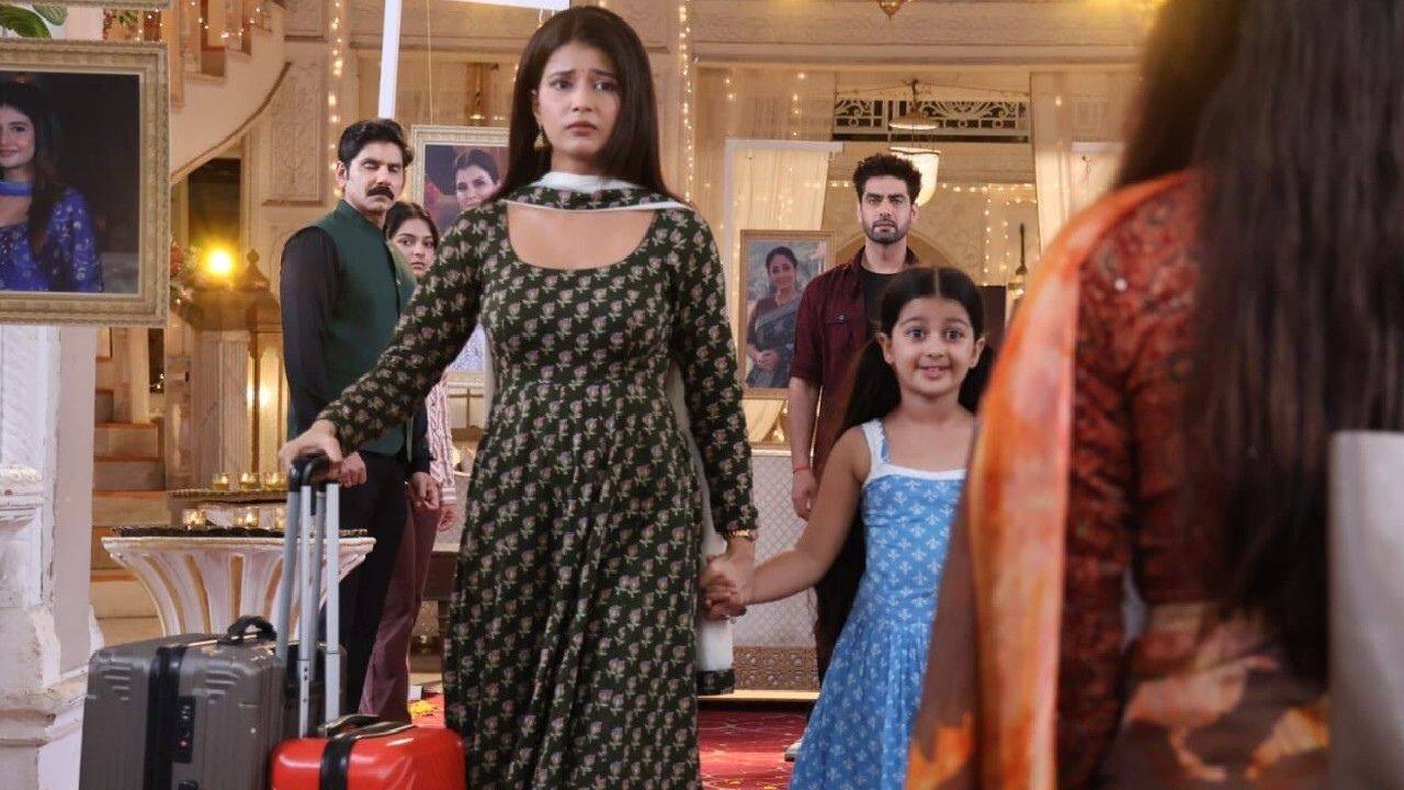 Abhira leaves the Poddar house Abhira feels that she cannot stay in the house as it brings back memories of Armaan. She hence decides to leave the house with Myra.