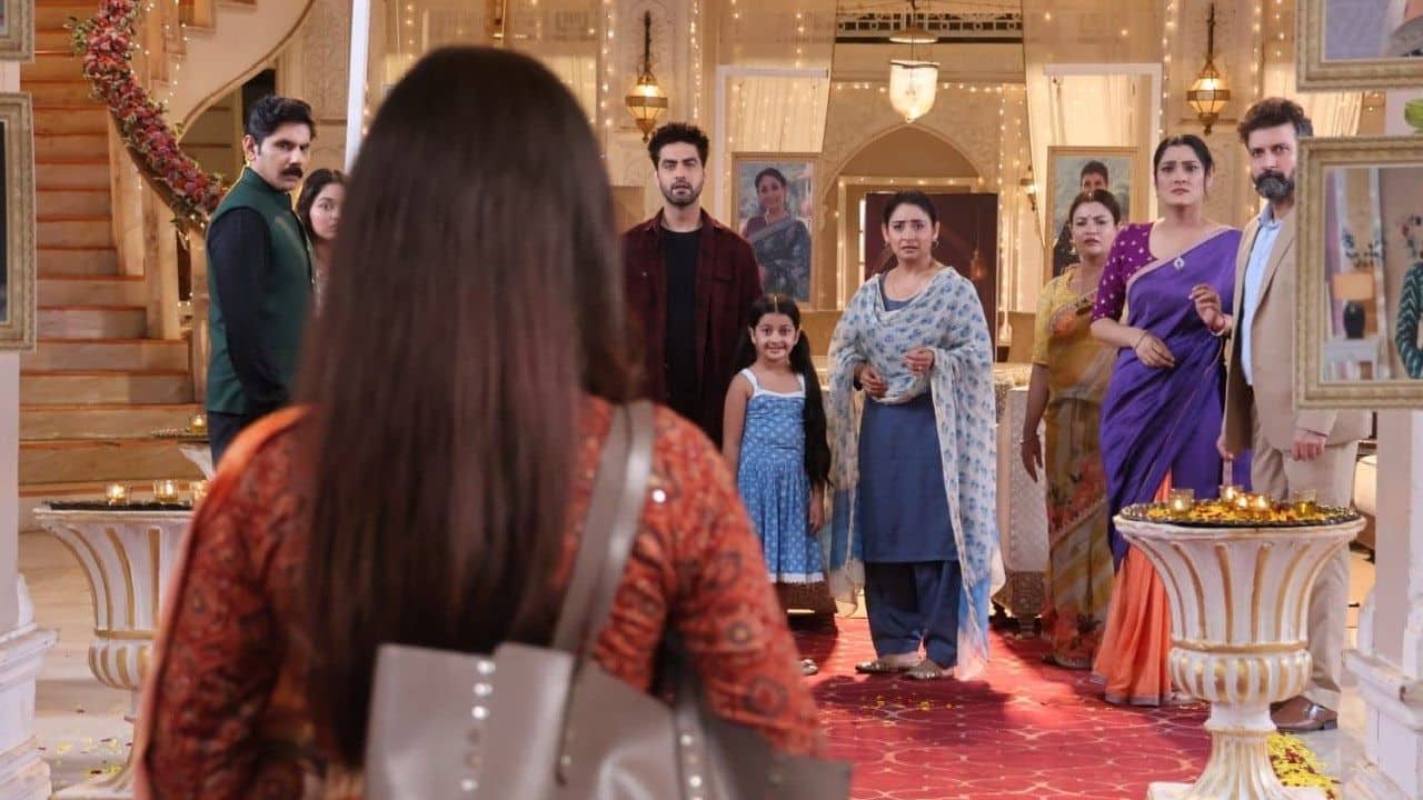 Geetanjali enters Geetanjali comes and while she appears nice, she aims at separating Myra and Abhira.