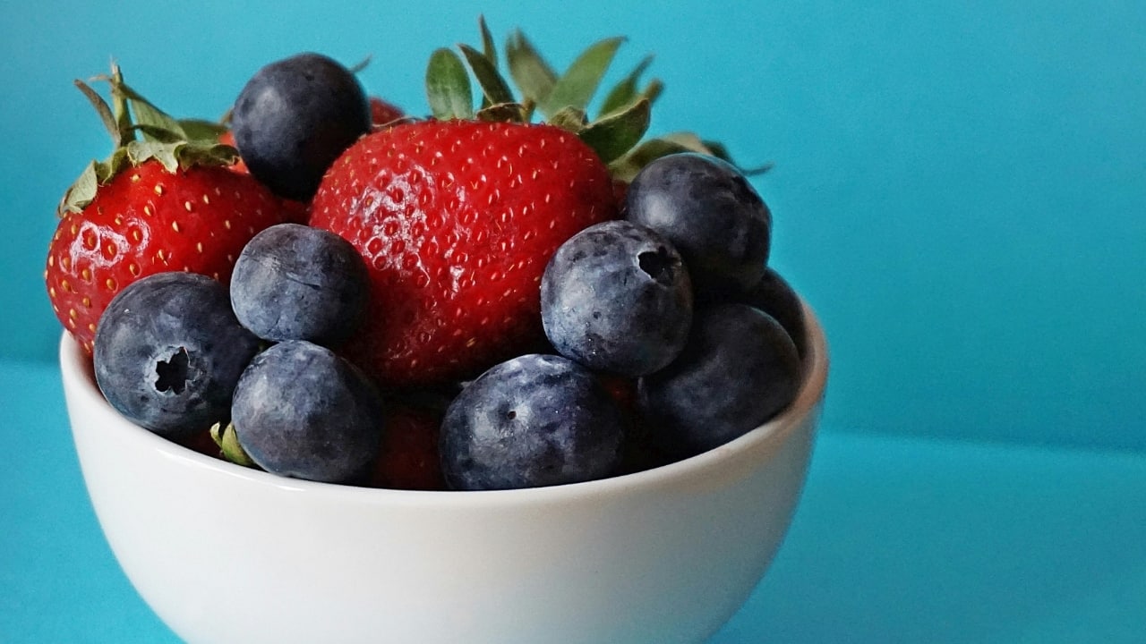 Health benefits of blueberries and strawberries (Image Pexels)