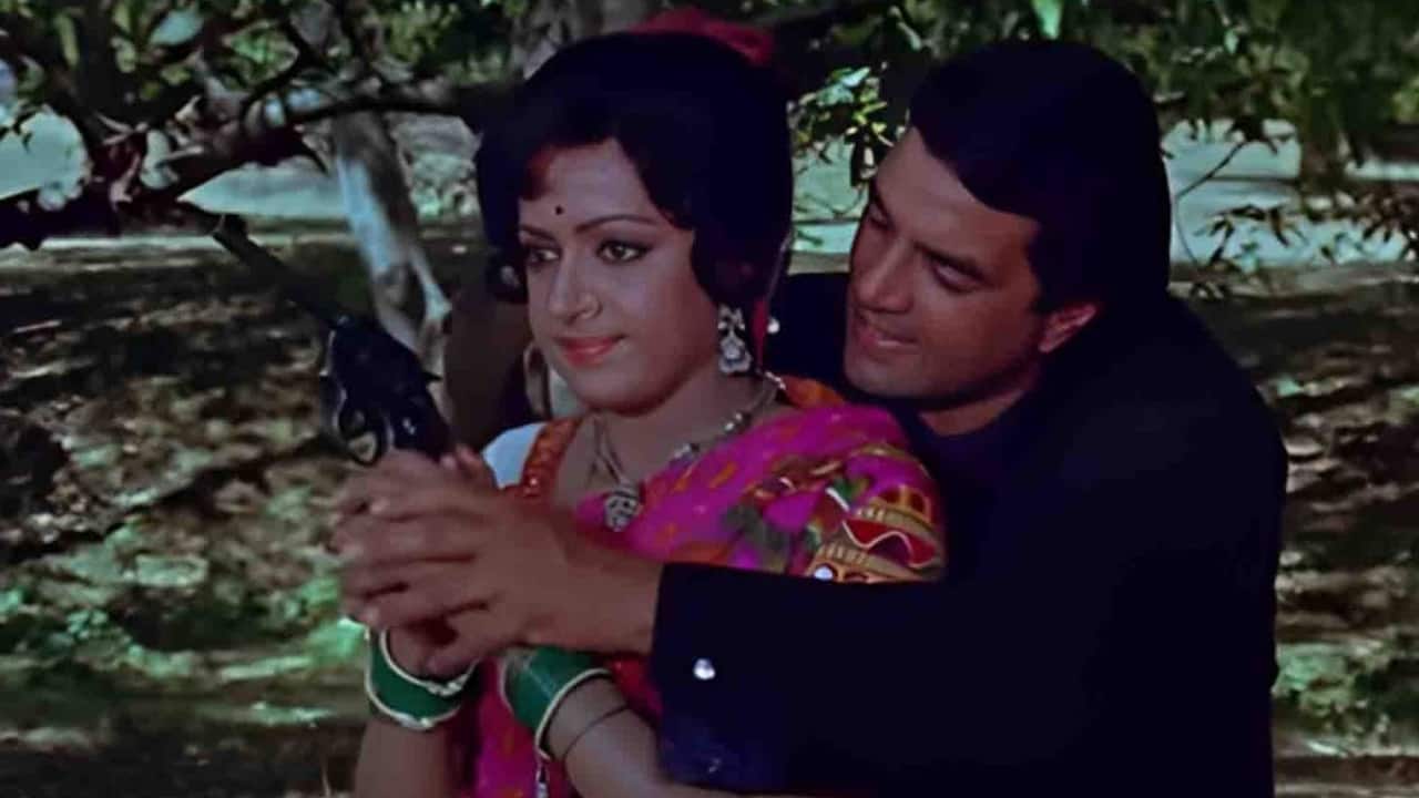 When Dharmendra bribed spotboys with Rs 20 just to hug Hema Malini again and again on Sholay set