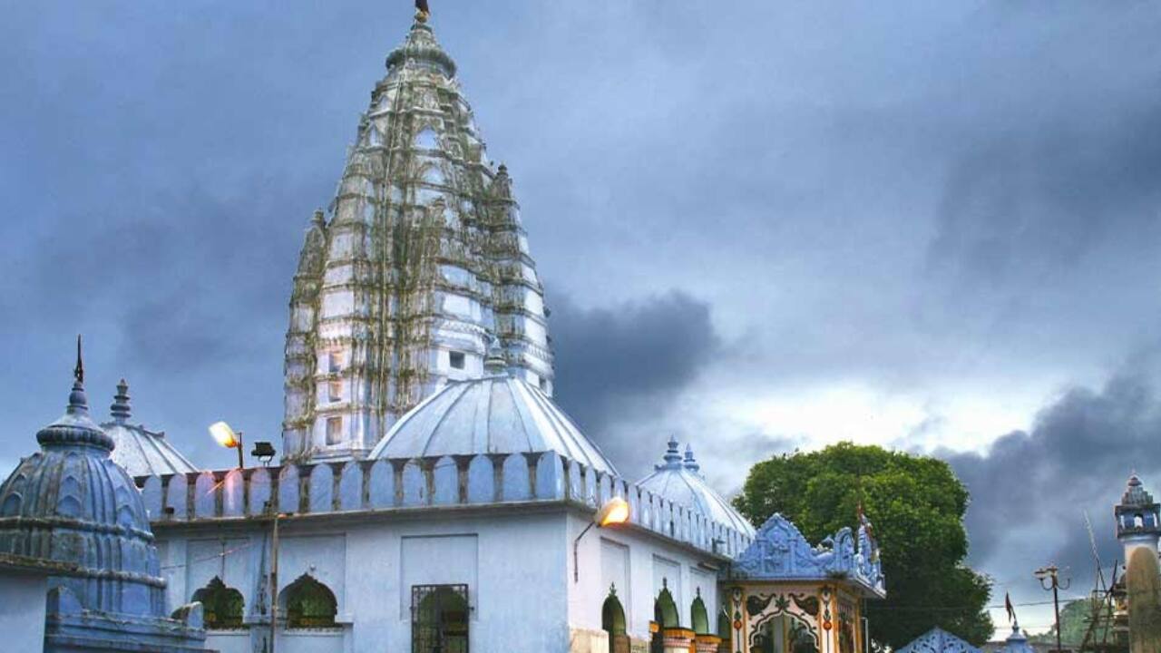 4. Sambalpur, Odisha – Ikat’s Most Colourful Canvas Ever seen a design that’s dyed into the yarn before it’s even woven? That’s the magic of Sambalpuri ikat. Step into Sambalpur, and you’ll find colours that defy convention and patterns that whisper folklore. (Image: Odisha Tourism)