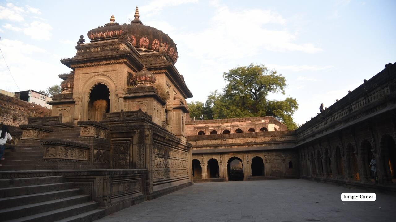 7. Maheshwar, Madhya Pradesh – Threads of Royalty Set by the tranquil Narmada, Maheshwar is where spirituality meets style. Its trademark Maheshwari sarees are known for their reversible borders and soft cotton-silk blend. Bonus: You might just catch a weaver in action at the Rehwa Society. (Image: Canva)