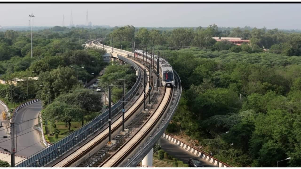 The process for the Magenta Line began in May 2024 with Stage I, which involved removing cab partition doors and gradually phasing out the driving console, though an operator remained inside the cab. (Photo: X)
