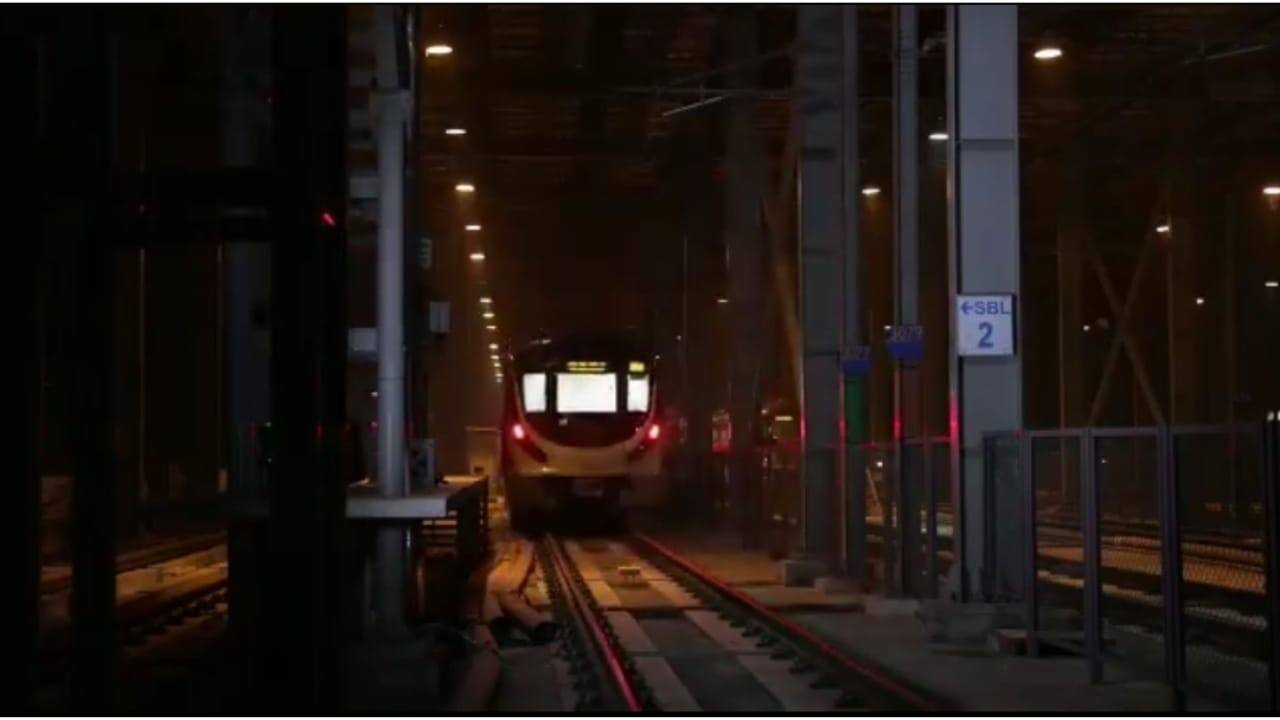 The development means that every train on the Magenta Line now runs without a driver, with train operators completely removed from service. (Photo: X)
