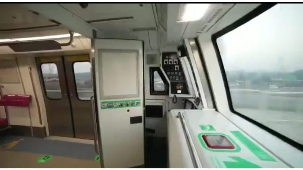 By August 2024, in Stage II, the operator was allowed to move anywhere inside the train rather than remain in the cab. In the same month, Stage IIIA reduced the presence of operators to every alternate train. (Photo: X)