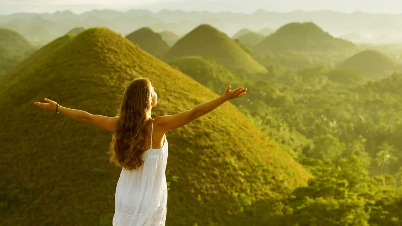 In a world full of breathtaking destinations, some places stand out as so stunning, they almost seem too beautiful to be real. Out of countless wonders, here are ten extraordinary spots around the globe that feel like they belong in a dream — places where nature’s magic and human creativity combine to create surreal landscapes that leave visitors awe-struck and inspired. From shimmering salt flats to glowing caves and cliffside villages, these destinations invite you to experience the incredible beauty that our planet has to offer. (Image: Canva)