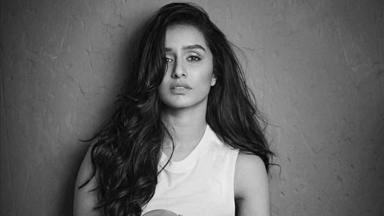 Shraddha Kapoor Shraddha Kapoor kept her look effortlessly stylish and understated, wearing a pair of faded jeans with a fitted white cropped tank top. She opted for a fresh-faced, makeup-free appearance and left her hair down, embracing its natural wavy texture. The ensemble was the perfect blend of simplicity and modern elegance.