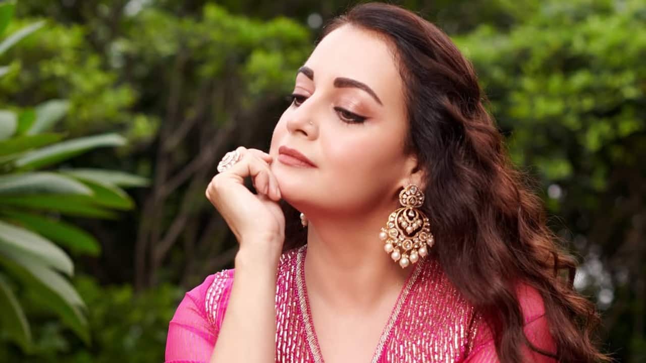 Dramatic jumkas Dia accessorises with dramatic gold jhumkas, a glittering ring, and a slim gold bracelet. The accessories enhance the outfit without overwhelming it, keeping the ensemble the center of attention while introducing a touch of understated glamour. Dramatic jumkas Dia accessorises with dramatic gold jhumkas, a glittering ring, and a slim gold bracelet. The accessories enhance the outfit without overwhelming it, keeping the ensemble the center of attention while introducing a touch of understated glamour.