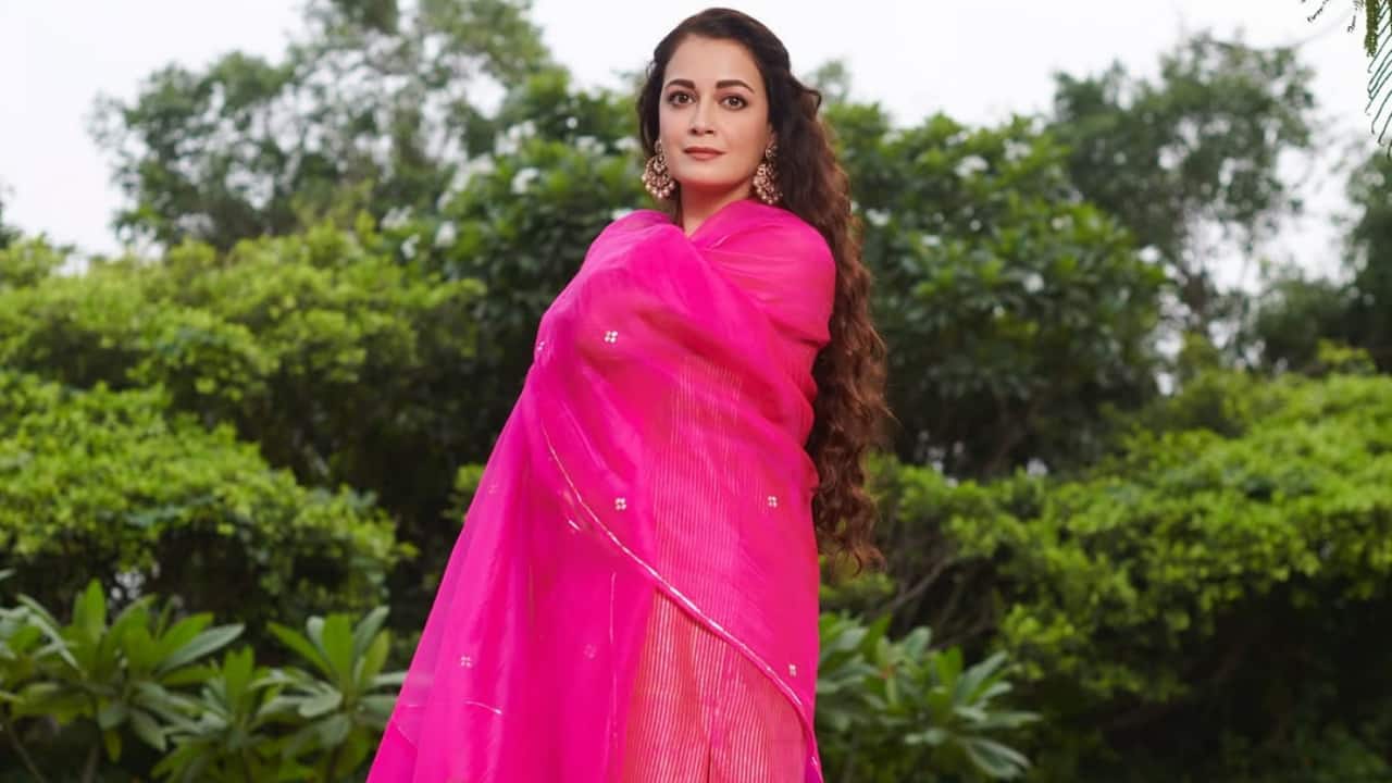 Subtle look Her flowing, wavy hair falls down her shoulders, outlining her face and bringing a natural softness to the dramatic colour of her clothing. Subtle, dewy makeup with emphasis on defined eyes and nude lips leaves the overall appearance fresh and balanced. Subtle look Her flowing, wavy hair falls down her shoulders, outlining her face and bringing a natural softness to the dramatic colour of her clothing. Subtle, dewy makeup with emphasis on defined eyes and nude lips leaves the overall appearance fresh and balanced.