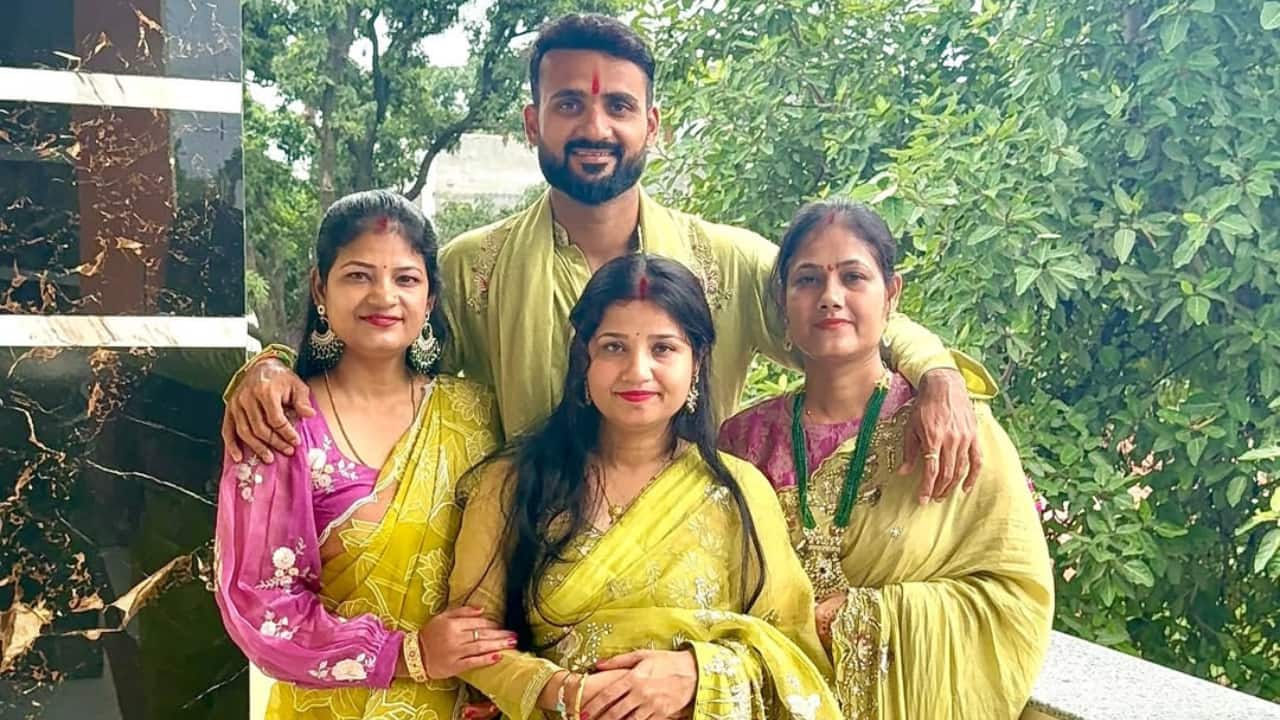 Indian pacer Akash Deep with his sisters. (Photo: Instagram)