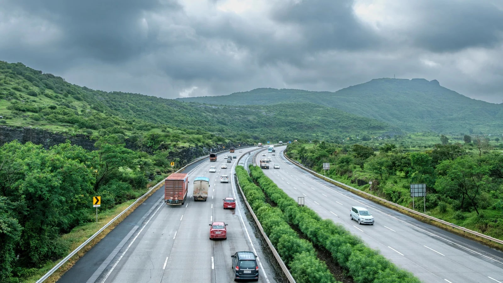 AI cameras slap Rs 470 crore in fines on Mumbai-Pune Expressway, barely ...