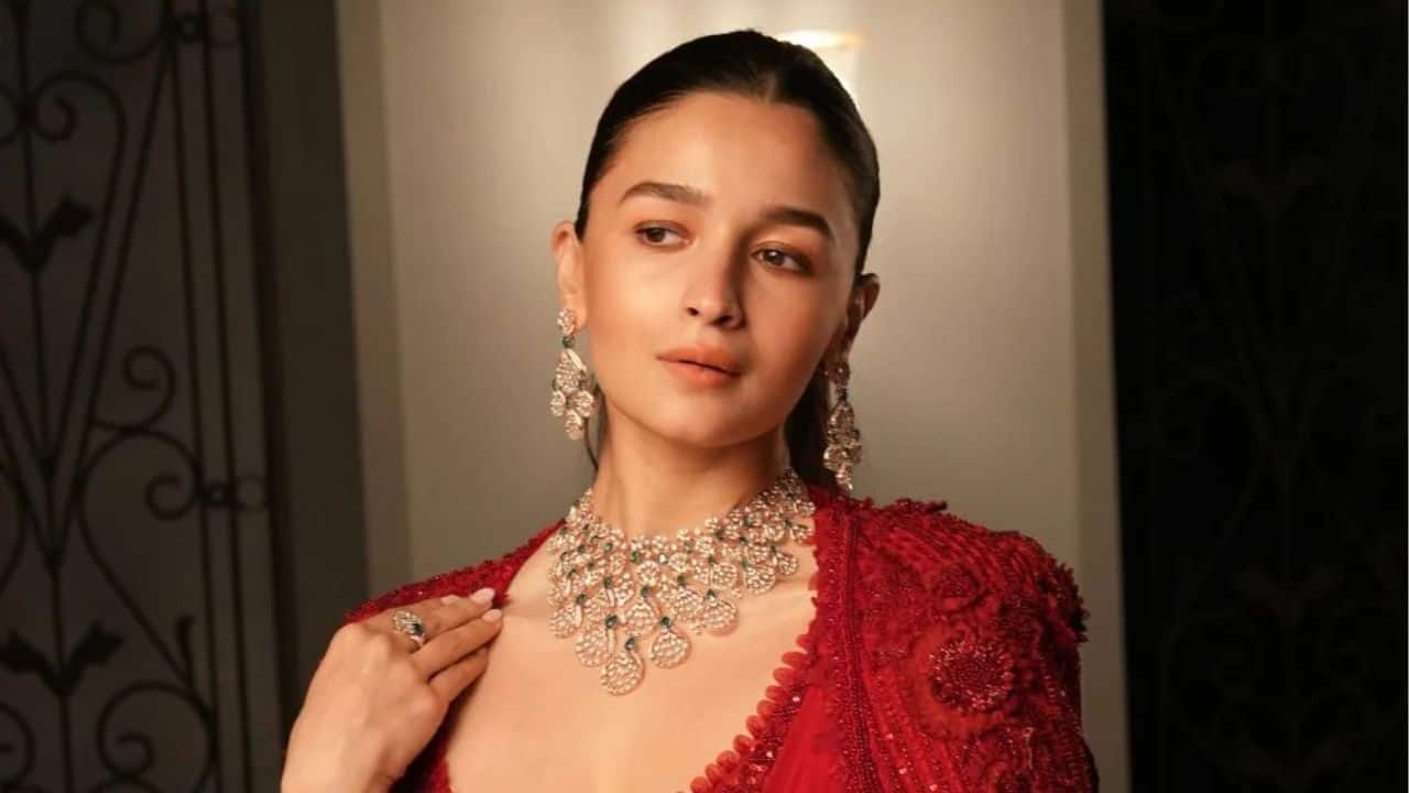 Alia Bhatt She surprised many with her gentle and emotional rendition of “Samjhawan (Unplugged)”. Though she sings occasionally, Alia’s natural tone and expressive delivery add a personal touch to her performances. Her voice brings a sense of quiet sincerity that complements her on-screen roles.