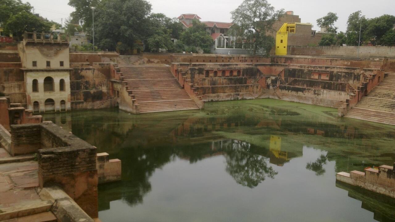 2. Potra Kund A peaceful, sacred pond where baby Krishna’s clothes were said to be washed, Potra Kund glows with floating diyas and flowers during Janmashtami, offering visitors a moment of quiet reflection amid the festivities. (Image: Wikimedia commons)