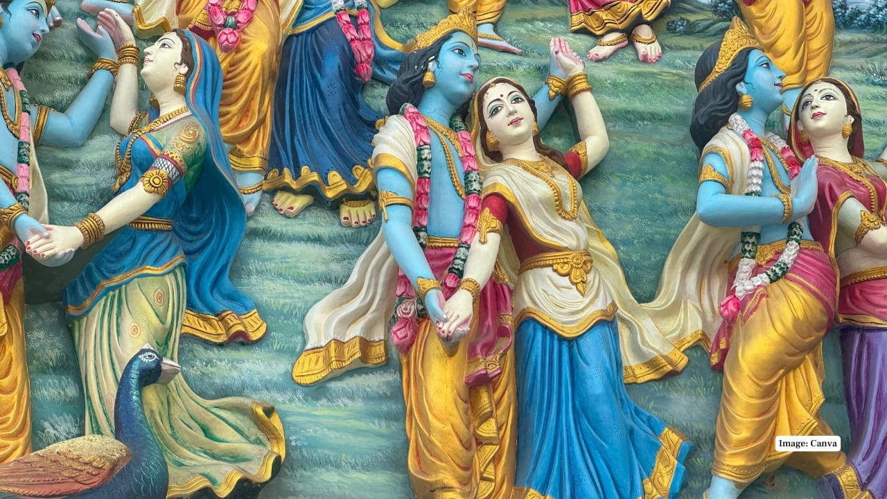 1. Banke Bihari Temple Vrindavan’s most famous temple, Banke Bihari, overflows with devotees during Janmashtami. Floral decorations, devotional singing, and glimpses of the beautifully adorned Krishna idol create an atmosphere of pure spiritual ecstasy.