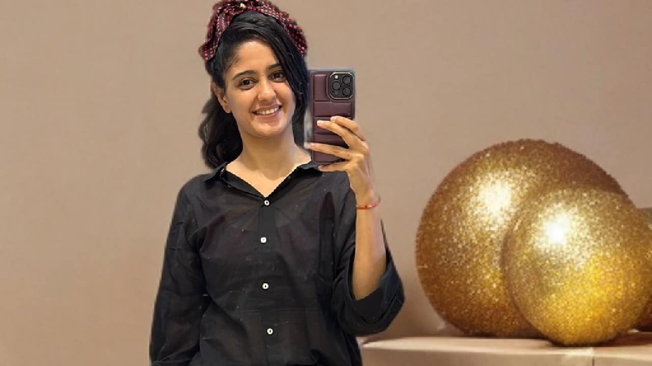 Current project After performing well in Ghum Hai Kisikey Pyaar Meiin, she is now in a show on Colors titled Mannat: Har Khushi Paane Ki. She plays the role of a chef opposite Adnan Khan. She is loved for tmher chemistry and the fans adore the fresh pairing.