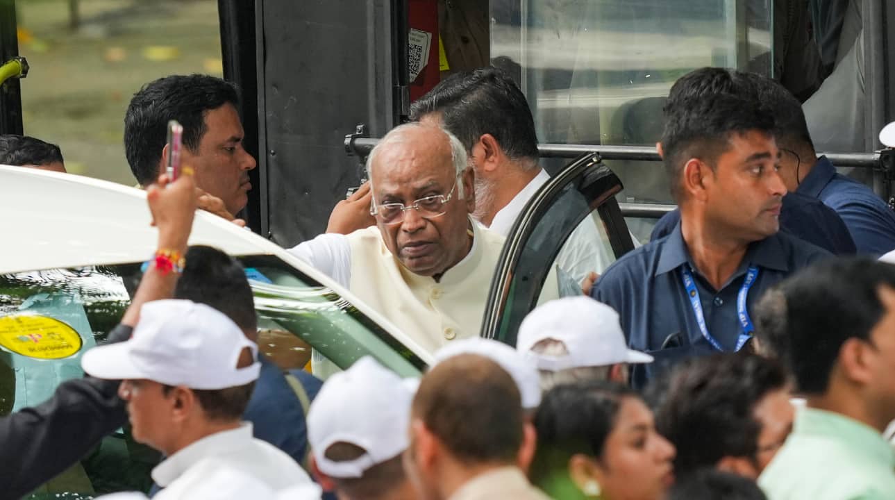 LoP in Rajya Sabha Mallikarjun Kharge with others during a protest march by INDIA bloc MPs from Makar Dwar of Parliament to the Election Commission of India office over the poll fraud issue. (Image: PTI)
