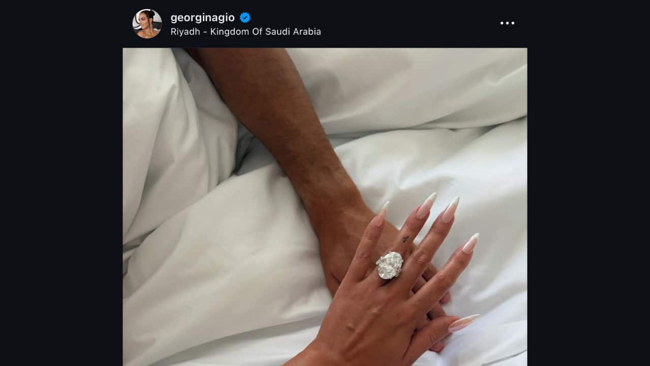 Cristiano Ronaldo’s long-anticipated proposal to Georgina Rodriguez blended romance, privacy, and just the right amount of public celebration. The football icon opted for an intimate approach, culminating in Georgina revealing the news on Instagram with a close-up photo of a stunning oval-shaped diamond ring on her left hand, captioned: “Yes I do. In this and in all my lives.” (Photo: X)