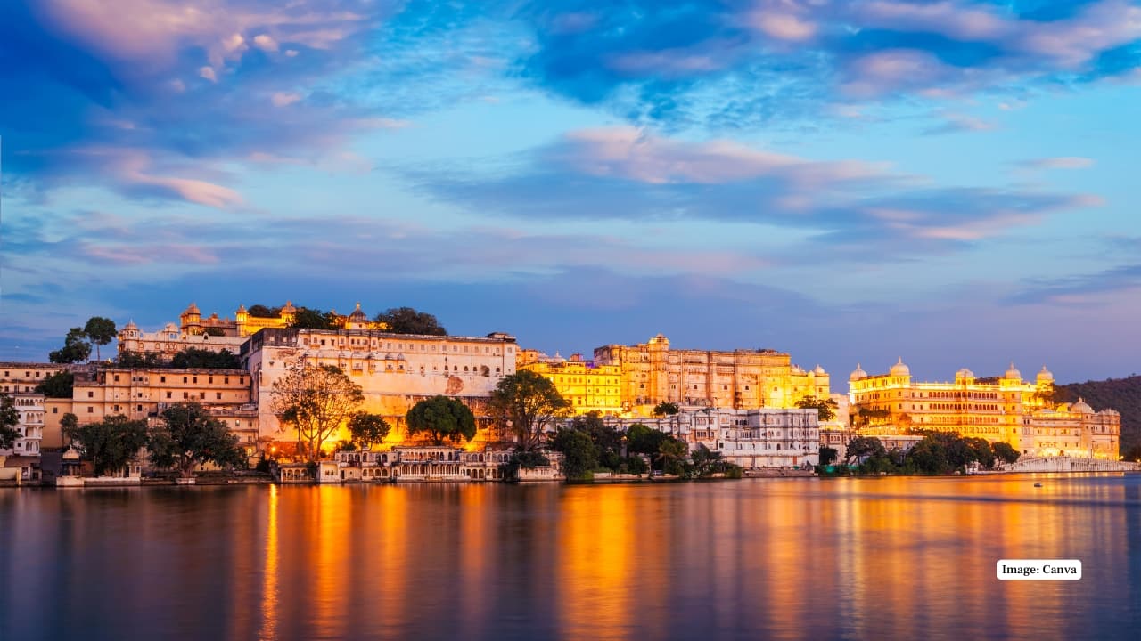 2. City Palace, Udaipur Overlooking Lake Pichola, Udaipur’s City Palace is a sprawling complex of courtyards, gardens, and museums showcasing royal artifacts and stunning views of the “City of Lakes.” (Image: Canva)