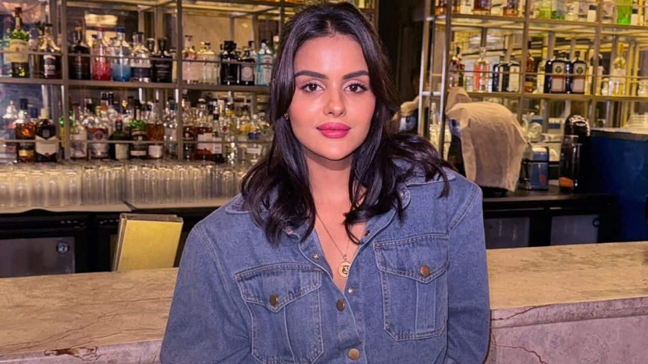 Denim Look She keeps it cool and casual in classic denim, adding a playful twist with chic accessories. It’s street style at its most effortlessly stylish.