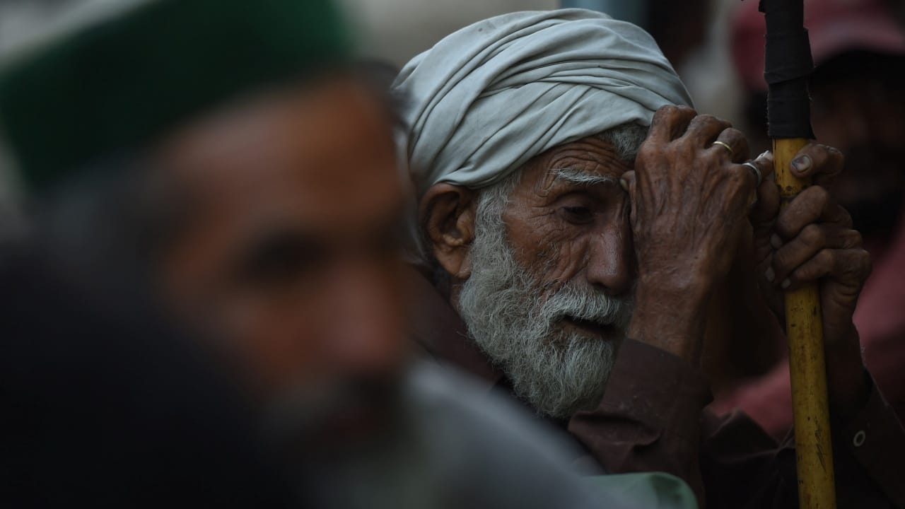 ‘Mobile bombs’ in homes: Karachi’s gas crisis pushes residents to risky balloon storage