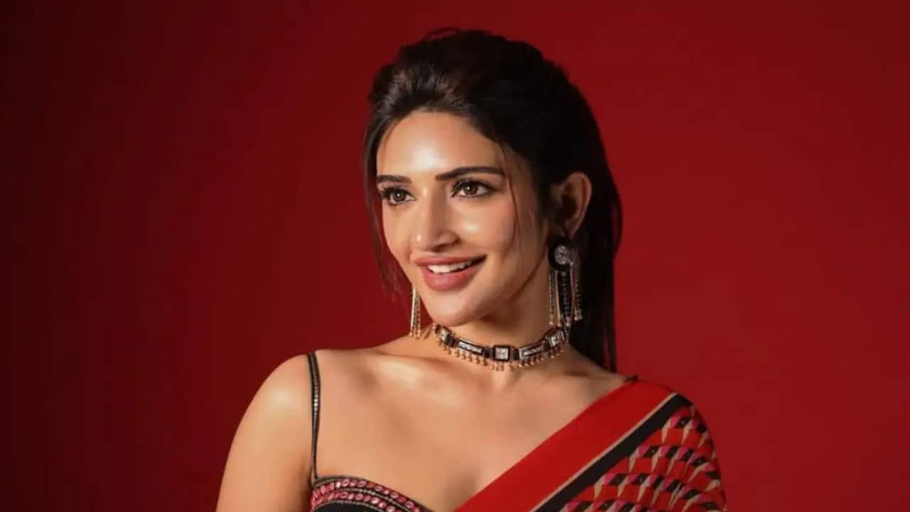 Ravichandran plays Abhi's (Kireeti) overprotective father in the movie. His continual meddling makes his son want to stay away from him. When Abhi finds out that his father and the head of the software business where he works as an intern are connected in a surprising way, things change.