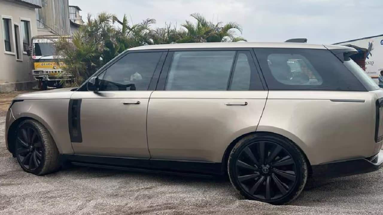 The Range Rover SV LWB Mahesh owns a number of excellent cars, but his gold Range Rover SV LWB is the best. It costs around Rs 5.4 crore. The Range Rover SV LWB Mahesh owns a number of excellent cars, but his gold Range Rover SV LWB is the best. It costs around Rs 5.4 crore.