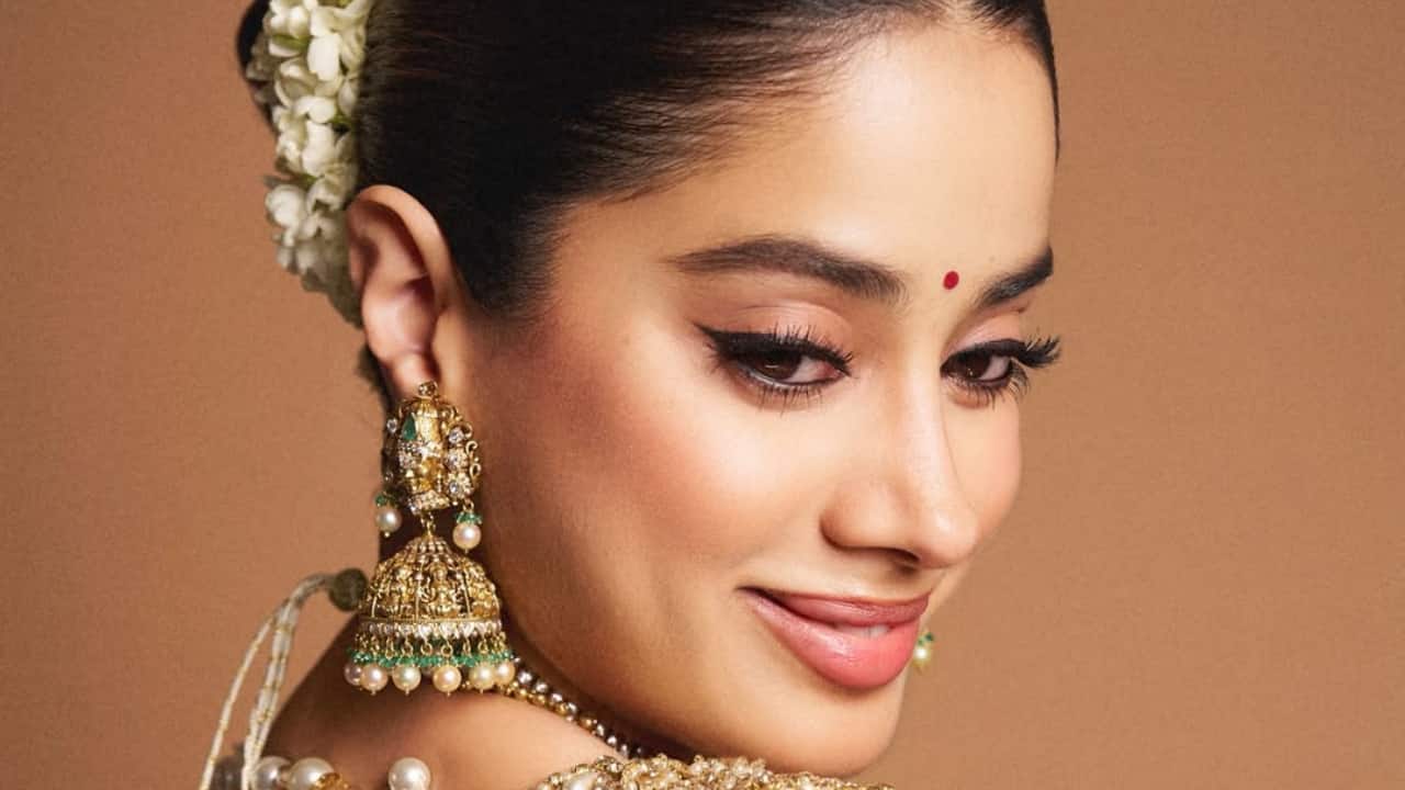 6. A sleek bun adorned with fresh gajra adds a classic South Indian bridal vibe.