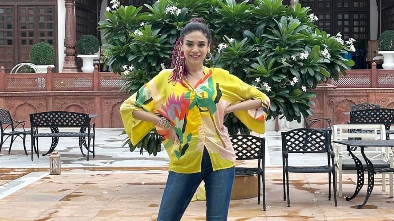 Anjuum Faakih Because of her being single and the profession she was in of acting, the landlords and societies had reservations.