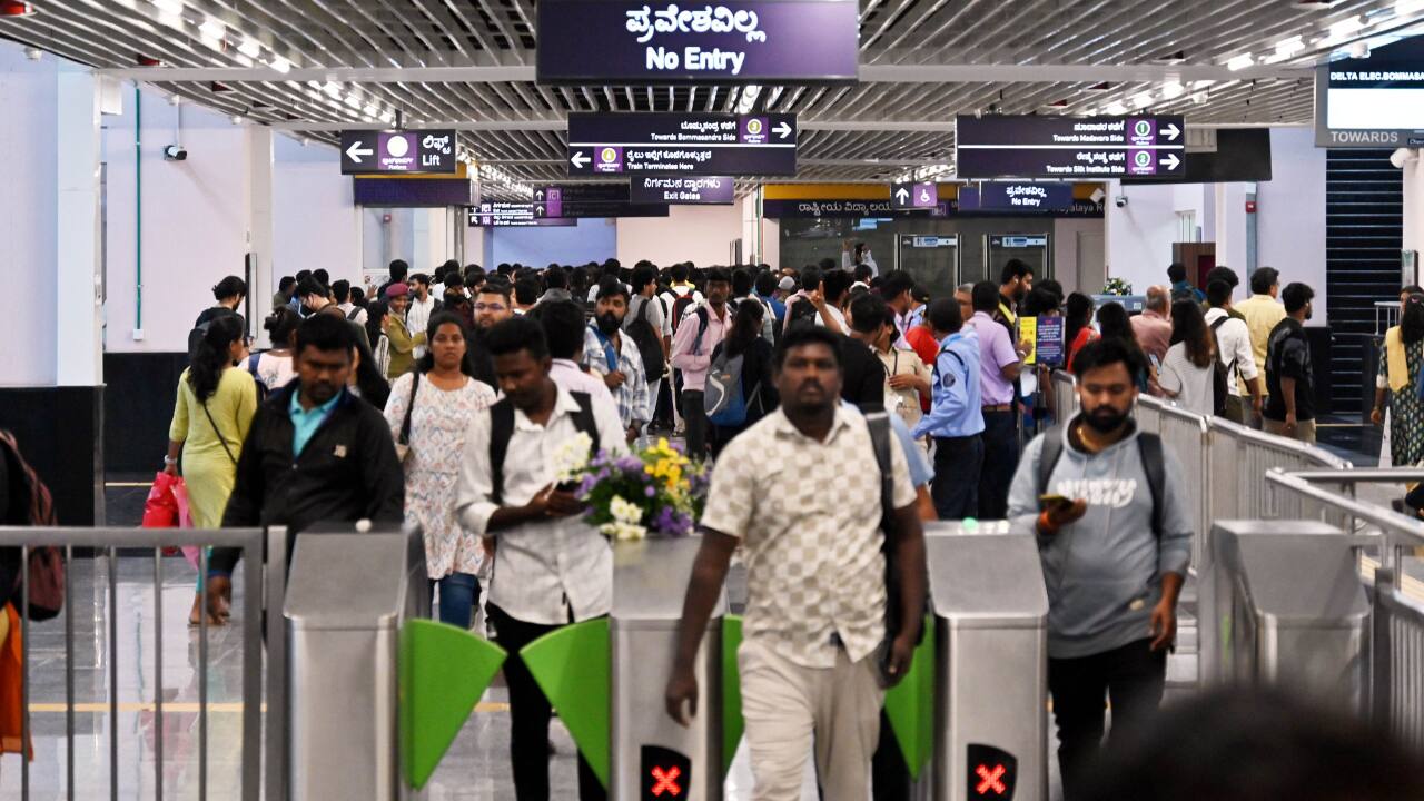 Bengaluru Metro hits record ridership as commuters rush to ride new metro | In pics Bengaluru Metro hits record ridership as commuters rush to ride new metro | In pics
