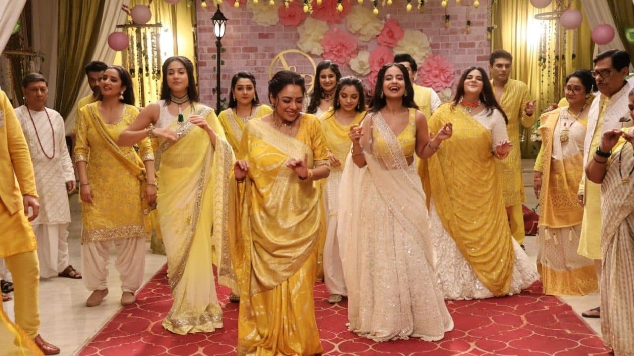 Anupamaa dances The atmosphere is described as playful, with the boys and girls exchanging roles and dancing joyfully with their partners. Anupama also joins in, adding to the vibrancy of the celebration. The Haldi ceremony, along with other pre-wedding rituals, sets the stage for further developments in the show.