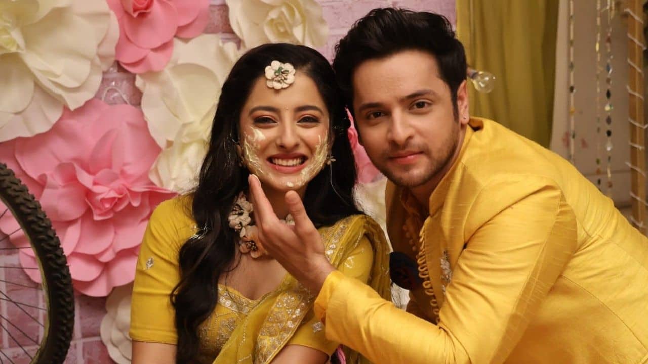 Ansh and Prathna are elated on the arrival of Kotharis There's a mix of joy and tension surrounding the wedding. While the Shah family is excited, particularly about Anupama's involvement, there's uncertainty about the attendance of the Kothari family due to Gautam's disapproval. When they attend, Ansh and Prathna are very happy.