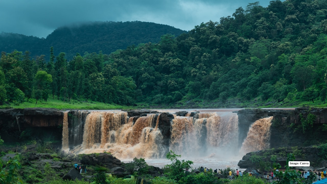 2. Gira Waterfalls – Saputara, Dang Situated near Saputara hill station, Gira Waterfalls is an offbeat destination with crystal-clear waters and picnic-friendly spots. Accessible via short treks, it’s ideal for a refreshing day trip. (Image: Canva)
