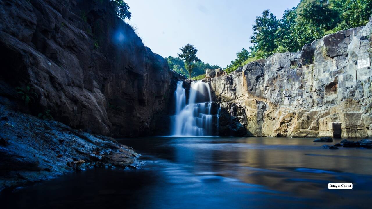 5. Zarwani Waterfalls – Dang District Zarwani Waterfalls flows through rugged landscapes, creating scenic photo opportunities. Adventurers can enjoy light trekking trails while exploring this secluded waterfall. (Image: Canva)