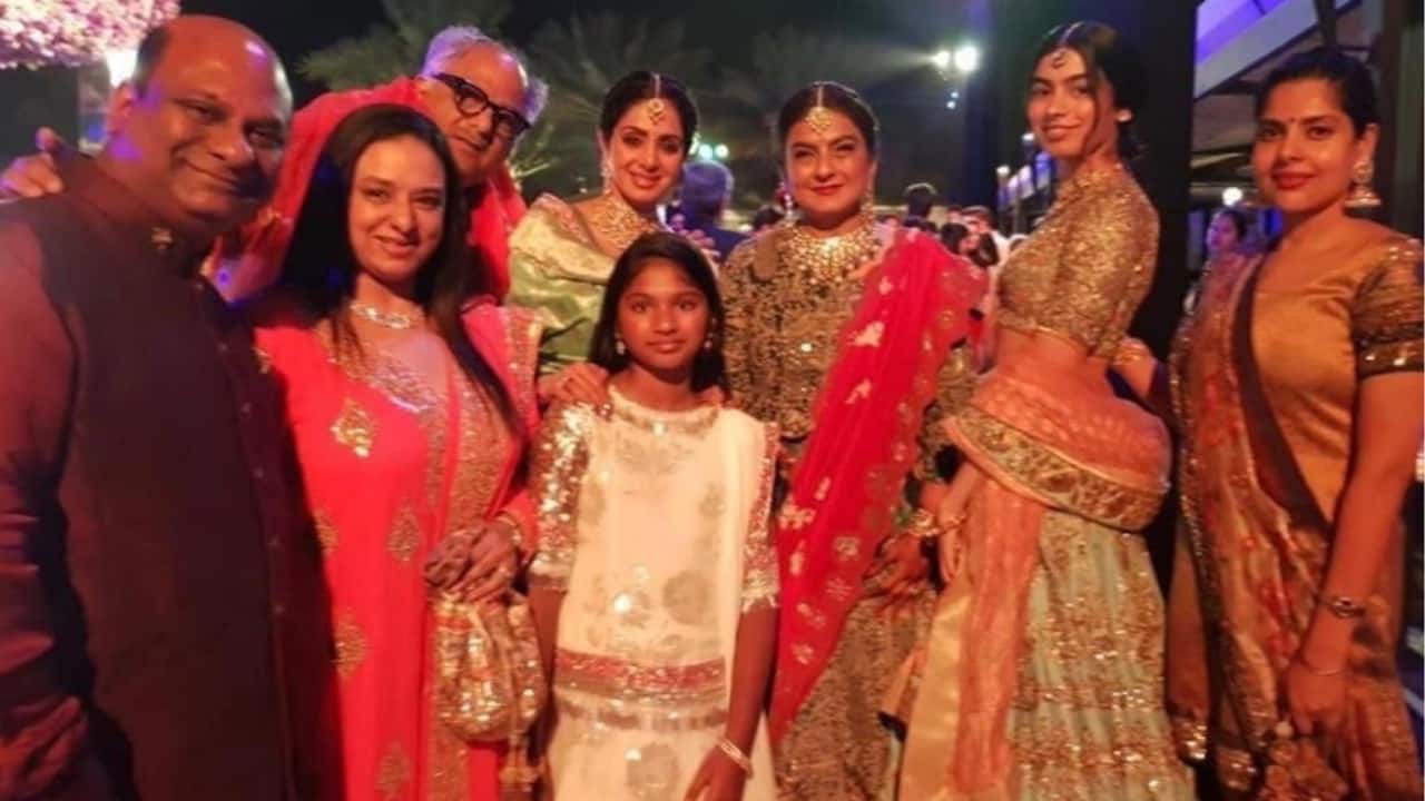 Last Family Picture The last kanown family photo aof Sridevi before her untimely demise shows her with husband Boney Kapoor and daughter Khushi, radiating happiness together.