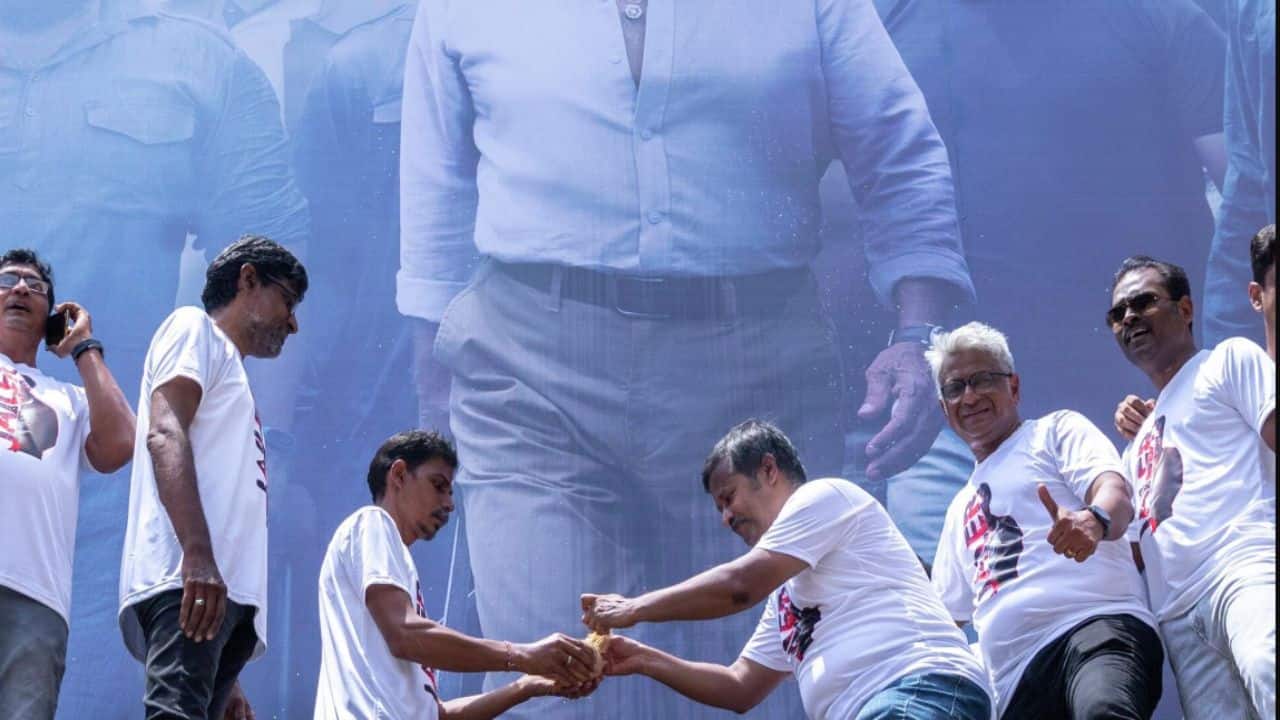 Mass Pilgrimages Some groups walk or ride their bikes for hundreds of kilometers to temples to pray for the movie's success. Mass Pilgrimages Some groups walk or ride their bikes for hundreds of kilometers to temples to pray for the movie's success.