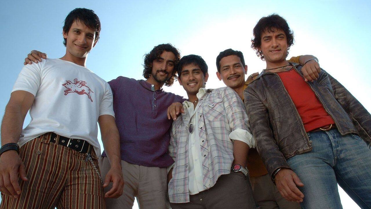 Rang De Basanti (2006) This contemporary classic shows the past and present, the tale of carefree college friends whose lives change after playing roles in a documentary about India's freedom fighters. As their consciousness matures, they go on the war path against corruption, reflecting the martyrdom of great heroes such as Bhagat Singh. The film stars Aamir Khan, R. Madhavan, Siddharth, Kunal Kapoor and Soha Ali Khan in the lead.