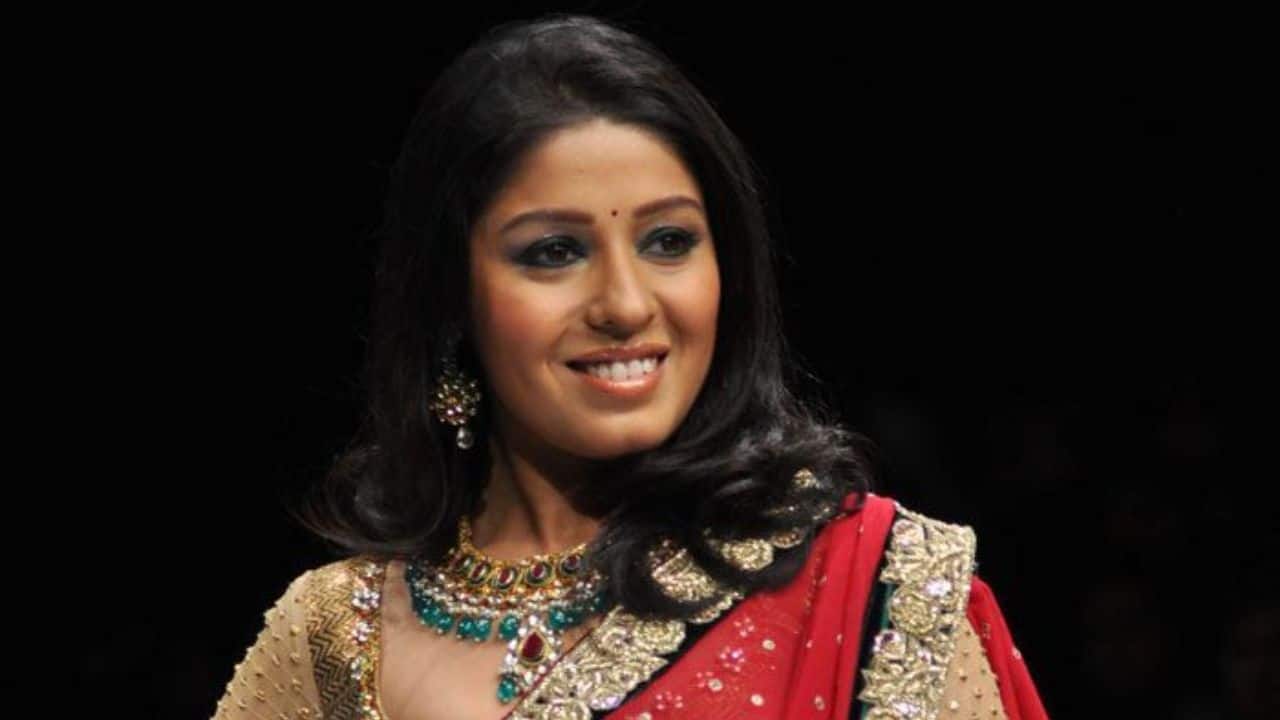 Secretly Married at 18, Divorced Later In a little-known chapter of her life, Sunidhi married choreographer Bobby Khan at 18, but the marriage ended in divorce due to personal differences. She later found love again with music director Hitesh Sonik, whom she married in 2012. Secretly Married at 18, Divorced Later In a little-known chapter of her life, Sunidhi married choreographer Bobby Khan at 18, but the marriage ended in divorce due to personal differences. She later found love again with music director Hitesh Sonik, whom she married in 2012.