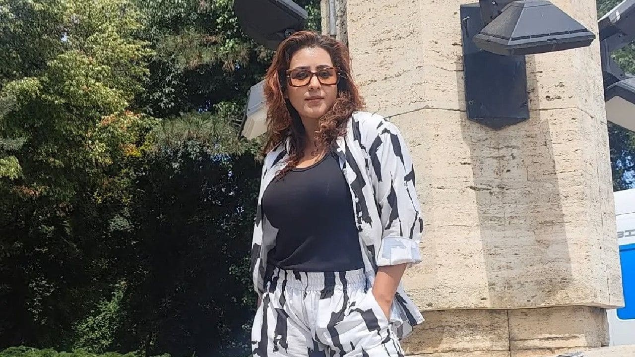 Shilpa Shinde Shilpa Shinde, who initially played the popular character of Angoori Bhabhi in the television show Bhabiji Ghar Par Hain!, was replaced in 2016 due to several disagreements with the show's producers, Sanjay and Benaifer Kohli. Shilpa Shinde Shilpa Shinde, who initially played the popular character of Angoori Bhabhi in the television show Bhabiji Ghar Par Hain!, was replaced in 2016 due to several disagreements with the show's producers, Sanjay and Benaifer Kohli.