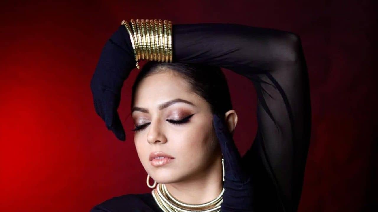 Drashti Dhami Drashti was replaced as a host on Jhalak Dikhhla Jaa 7 after a few episodes due to what was reportedly negative audience feedback and a perceived lack of connection with her co-host Ranvir Shorey. Manish Paul replaced her in the season. Drashti Dhami Drashti was replaced as a host on Jhalak Dikhhla Jaa 7 after a few episodes due to what was reportedly negative audience feedback and a perceived lack of connection with her co-host Ranvir Shorey. Manish Paul replaced her in the season.