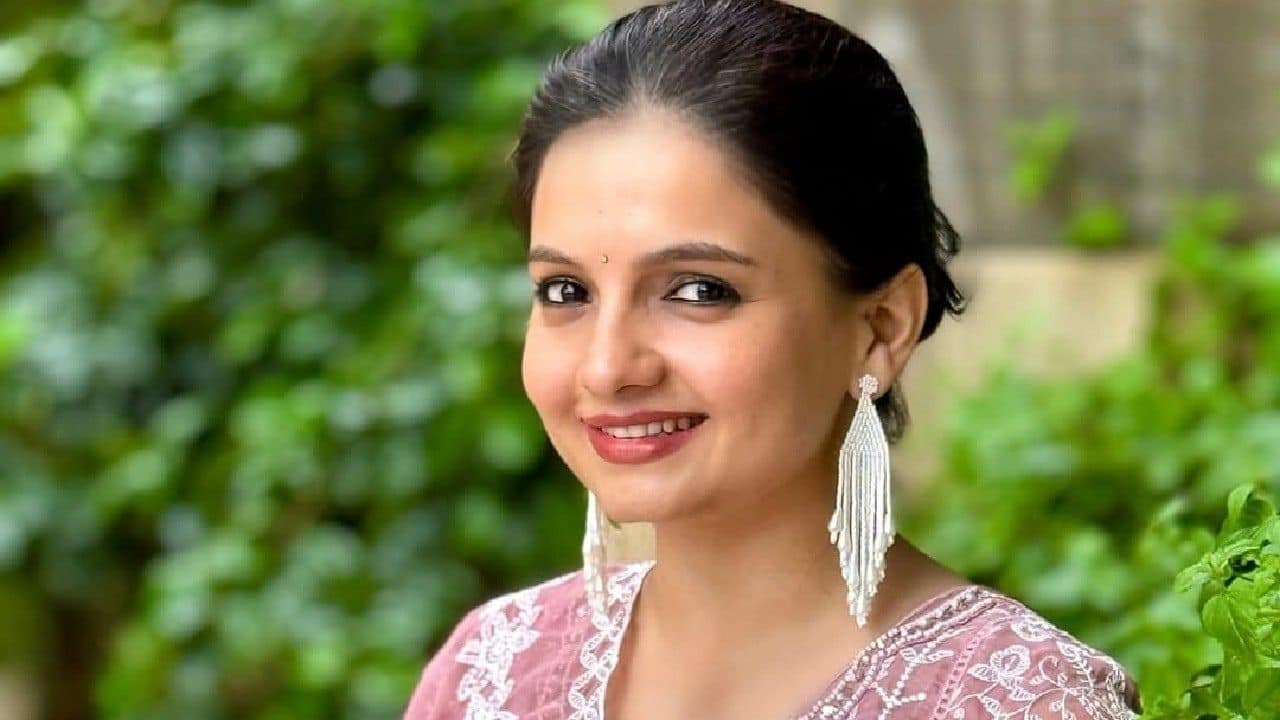 Gia Manek She played the iconic role of Gopi bahu in Saath Nibhana Saathiya. She was in an exclusive contract with the channel and was terminated from the show due to her participation in the dance reality show Jhalak Dikhhla Jaa on a rival channel. This was viewed as breach of contract. Gia Manek She played the iconic role of Gopi bahu in Saath Nibhana Saathiya. She was in an exclusive contract with the channel and was terminated from the show due to her participation in the dance reality show Jhalak Dikhhla Jaa on a rival channel. This was viewed as breach of contract.