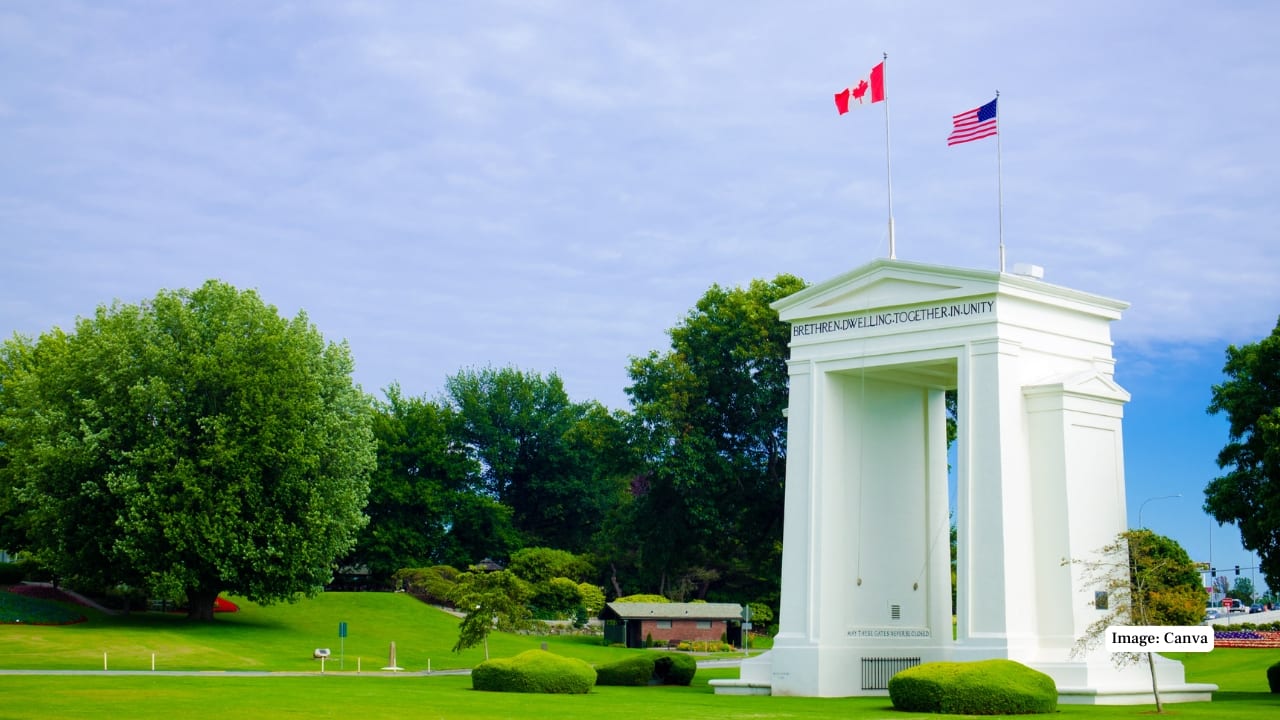 7. Peace Arch Park, USA–Canada Located between Washington state and British Columbia, this park celebrates peace between the two nations. Visitors can wander freely on both sides without formal crossing procedures (though you must re-enter via checkpoints). (Image: Canva)