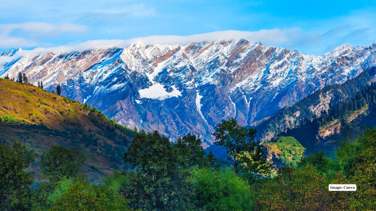 Rohtang Pass Connecting Kullu Valley with Lahaul and Spiti, Rohtang Pass is a gateway to Ladakh’s adventures. Snow walls, icy winds, and postcard-perfect scenery make this an unforgettable stop on the Manali-Leh highway. (Image: Canva)