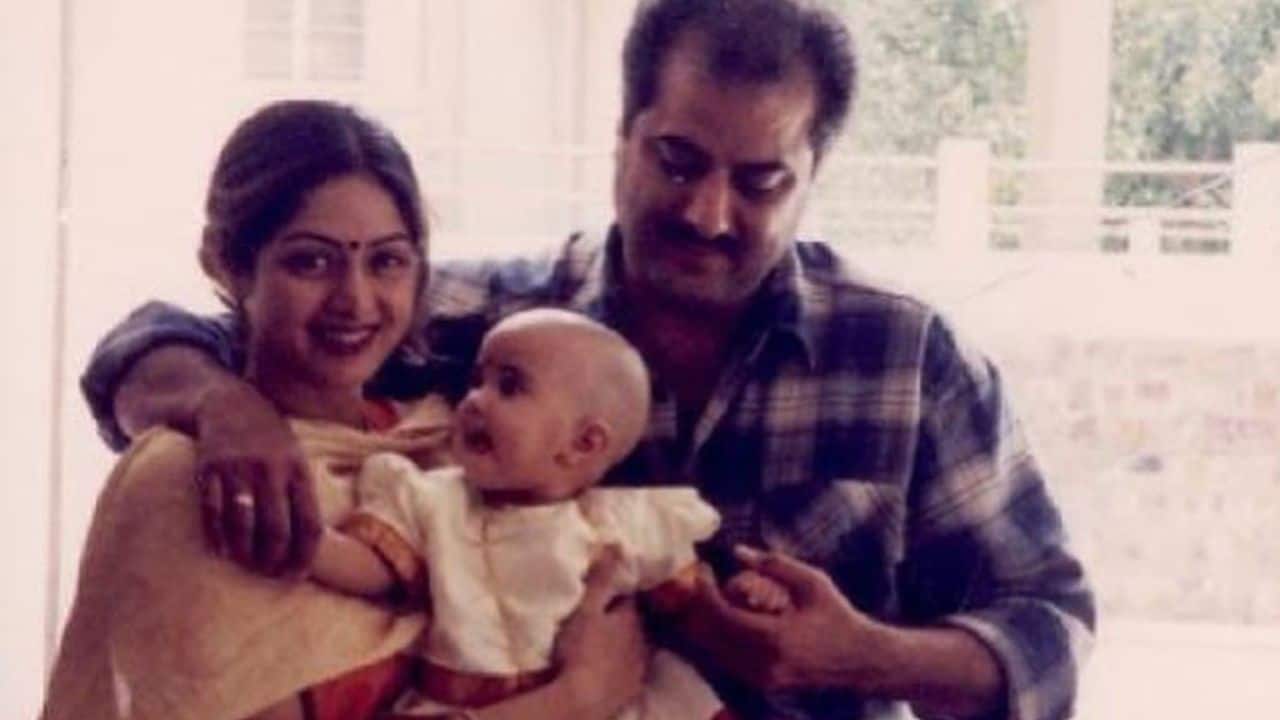 Sridevi and Janhvi Kapoor's unseen pics melt hearts