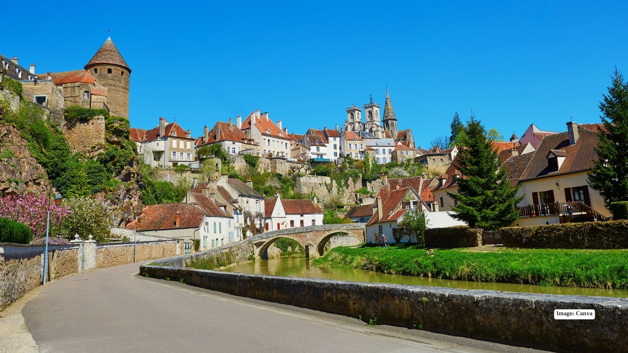 3. Semur-en-Auxois (Côte-d’Or, Bourgogne-Franche-Comté) A fortified Burgundy town, Semur-en-Auxois boasts picturesque stone bridges, medieval towers, and panoramic views. Its streets are steeped in history, making it a perfect stop for photographers and heritage enthusiasts. (Image: Canva)